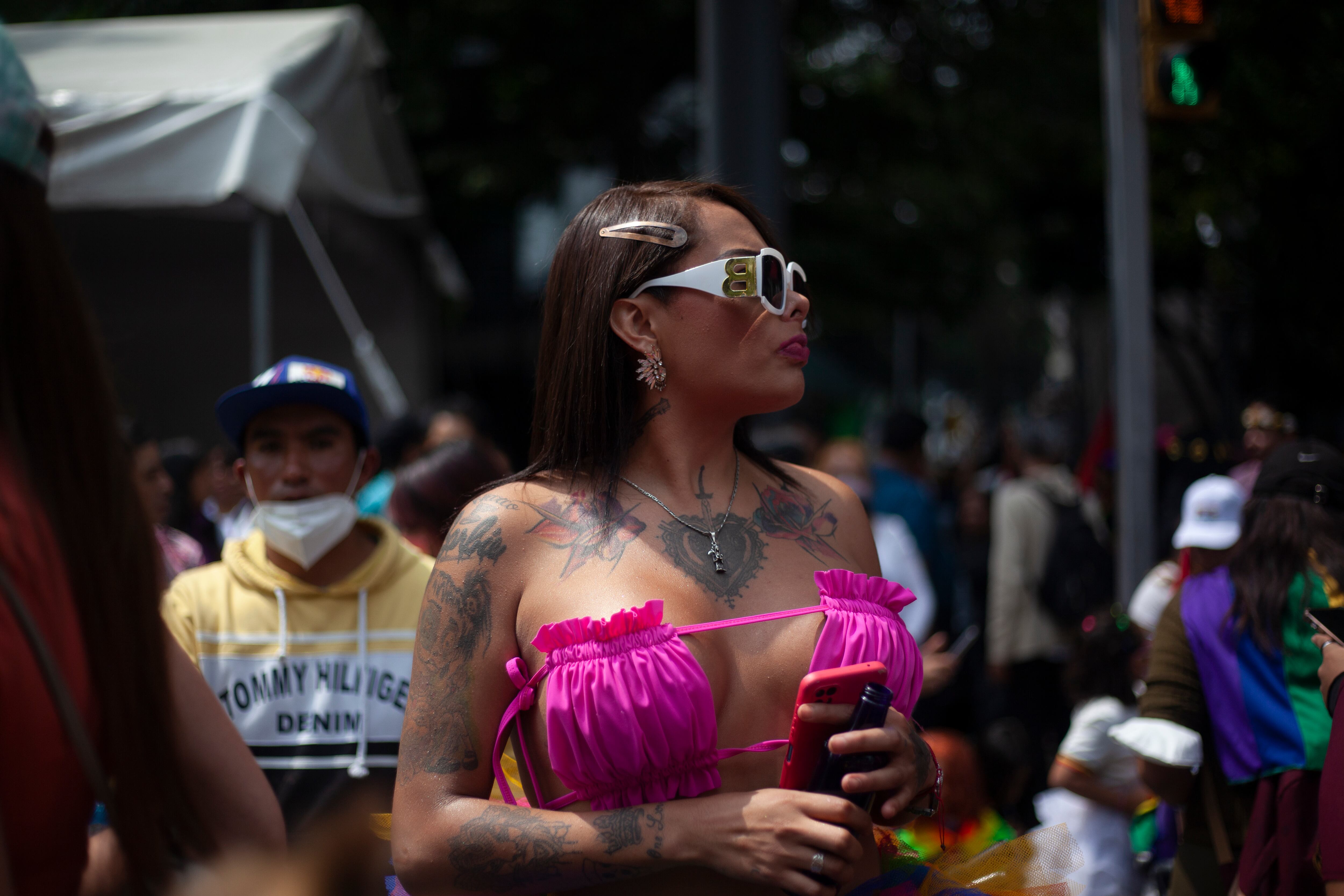 Una mujer observa el desfile de marcha del Orgullo 2022.