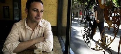 Santiago Abascal, tomándose un café en Vitoria.