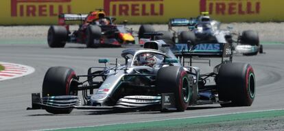 El Mercedes de Lewis Hamilton seguido por el coche de Valtteri Bottas y el Red Bull de Max Verstappen.