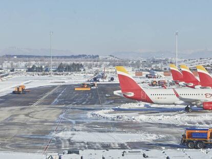 Varias excavadoras trabajan para retirar la nieve y el hielo de la pista del aeropuerto Madrid-Barajas Adolfo Suárez, en Madrid ayer