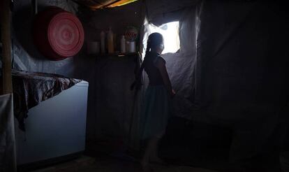 Una niña siria en su vivienda en el campamento informal de refugiados en Libano.