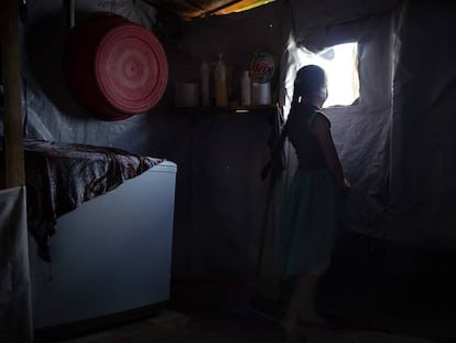 Una niña siria en su vivienda en el campamento informal de refugiados en Libano.