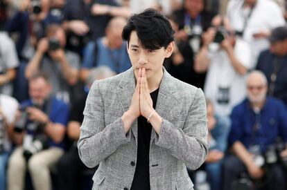 El actor Teo Yoo posa en el Festival de Cannes antes de la presentación de la película "Summer", el 10 de mayo de 2018.