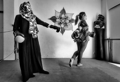 Hala y Eman explican que el boxeo les proporciona una evasión y les ayuda mentalmente. Durante su entrenamiento son más las sonrisas que los golpes.