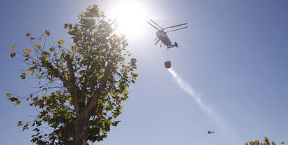 Un helicóptero de la flota andaluza contra el fuego.