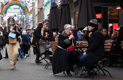 Personas sentadas en la terraza de un pub de Londres, este martes.