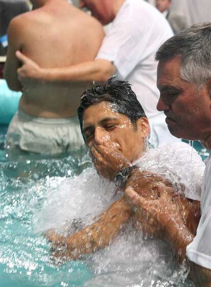 Un bautizo en la asamblea anual de Testigos de Jehová en Madrid.