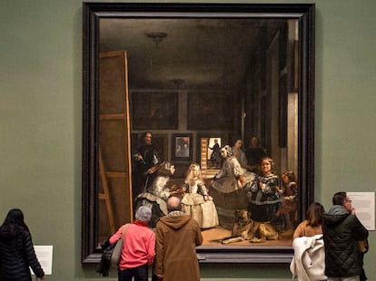 Varias personas contemplan el cuadro de Velázquez 'Las Meninas' en el Museo del Prado, en marzo de 2023. 