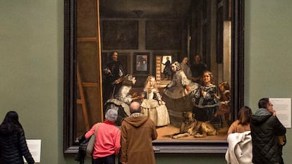 Varias personas contemplan el cuadro de Velázquez 'Las Meninas' en el Museo del Prado, en marzo de 2023.
