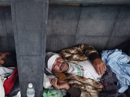 Migrantes descansan en el deportivo Jesús Martínez Palillo, en Ciudad de México.