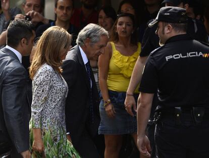 Rosalía Iglesias, mujer de Luis Bárcenas, llega a la Audiencia Nacional acompañada de su abogado. Bárcenas y su esposa han llegado en coche y acompañados de sus letrados con una hora de diferencia. Ambos han sido recibidos con gritos de "ladrones, ladrones" y de "Bárcenas ladrón", acompañados de bocinas, por un grupo de 'yayoflautas' que les esperaba en la puerta del tribunal.