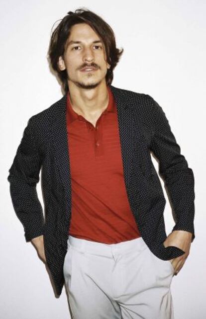 El modelo australiano, con chaqueta de Dries van Noten, polo Dior Homme y pantalón Emporio Armani