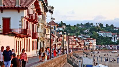 Al norte de Hendaya se encuentra San Juan de Luz, una bahía conocida como ciudad de los corsarios. Sus preciosas casas de colores son un sello de identidad. Uno de esos sitios que querrás inmortalizar (y dar un poquito de envidia) en Instagram.