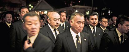 Ritos y tradición. Jefes de todas las familias durante el funeral por uno de los grandes 'padrinos' de Tokio.
