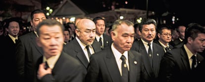 Ritos y tradición. Jefes de todas las familias durante el funeral por uno de los grandes 'padrinos' de Tokio.