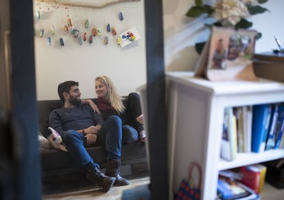 AGUSTÍN HARO (30 AÑOS) Y STEPHIE HAUSINGER (31). Él es un sociólogo sevillano y ella una antropóloga de Heilbronn (Alemania). Viven en el barrio de San Isidro (distrito de Carabanchel) donde pagan 690 euros por alquilar un piso de 80 metros cuadrados.