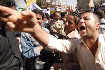 Una manifestante yemení se encara con las fuerzas de seguridad