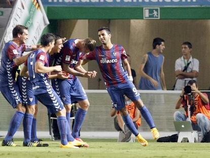 Jugadores del Eibar celebran el gol de Albentosa en el campo del Elche.