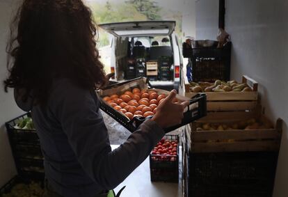 Chiara Sansone, de 28 años, una de las agricultoras de Ca' de Cesari, carga una caja de huevos en una furgoneta. La empresa vende directamente al público en mercados de la zona. Cuando empezó el confinamiento por la pandemia en Italia, el 9 de marzo de 2020, Ca’ de Cesari empezó a ofrecer un servicio de pedidos a través de internet, que entregaba a domicilio en Bolonia y sus alrededores.