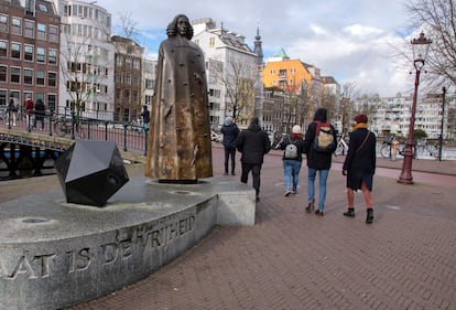 Monumento dedicado a Spinoza, en Ámsterdam.