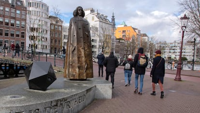 Monumento dedicado a Spinoza, en Ámsterdam.