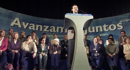  Mariano Rajoy habla en un acto de campa&ntilde;a de las elecciones de 2004