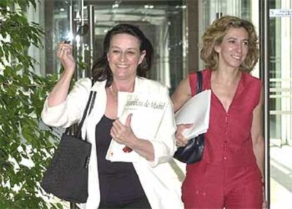 Ruth Porta (a la izquierda) y Elena Almazán, diputadas regionales socialistas, ayer en la Asamblea de Madrid.