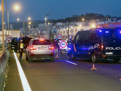 Control de la Policía Nacional en Vigo este viernes para evitar que ciudadanos se desplacen a segundas residencias.