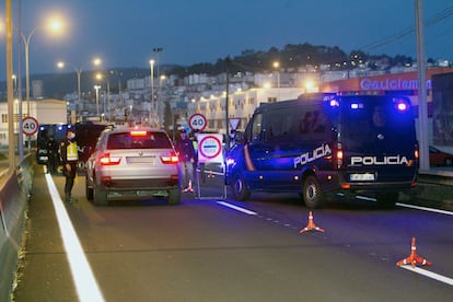 Control de la Policía Nacional en Vigo este viernes para evitar que ciudadanos se desplacen a segundas residencias.