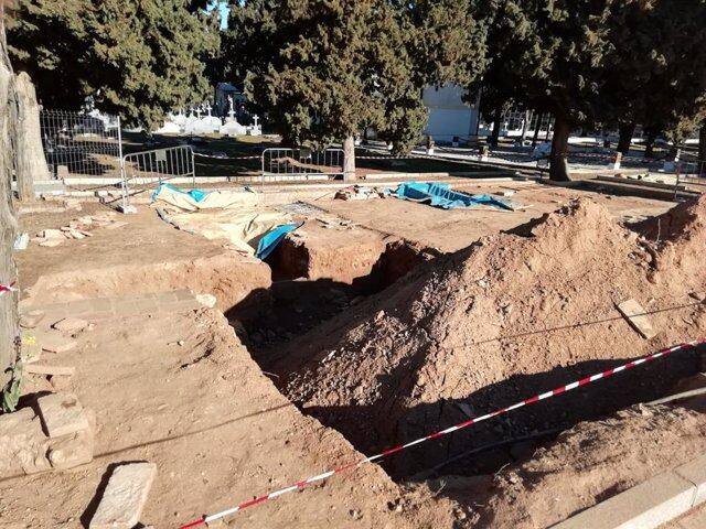 Catas para excavaciones de fosas en los cementerios de Córdoba. / EP