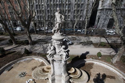 La fuente de Apolo, situada en el paseo del Prado de la capital, entre las fuentes de Neptuno y Cibeles. 