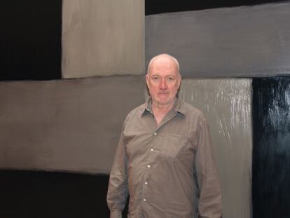 Sean Scully delante de una de sus obras.