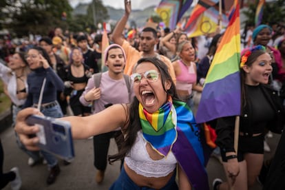 Miles de personas marchan en Bogotá (Colombia), el 2 de julio del 2023.