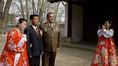 El español Alejandro Cao de Benós, que desde hace años representa a las autoridades norcoreanas por el mundo, posa junto a una pareja en Pyongyang.