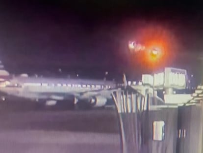 Fotograma de la grabación de una cámara de seguridad que capta el momento de la colisión entre un avión y un helicóptero cerca del aeropuerto Reagan de Washington DC.
