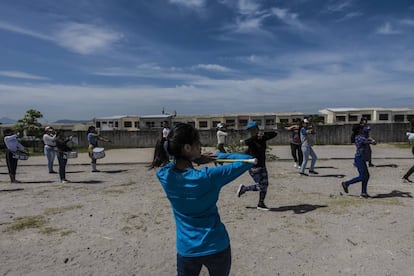 Jóvenes escolares ensayan durante su clase de música en la escuela distrital en el interior de Altavista