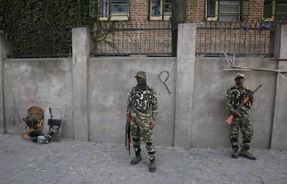 Soldados paramilitares indios patrullan, este jueves, por una de las calles de Srinagar, en la India.