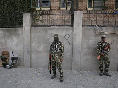 Soldados paramilitares indios patrullan, este jueves, por una de las calles de Srinagar, en la India.