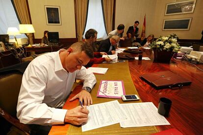Juan Antonio, guardia civil y candidato electo de Podemos firma su acta de diputado.