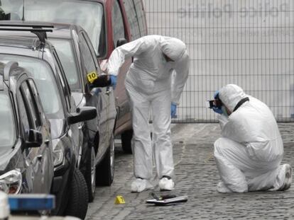 Forenses examinam o lugar do tiroteio de Bruxelas.