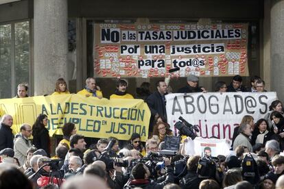 Concentración de personal de justicia en los juzgados de Plaza Castilla para protestas por las tasas judiciales impuestas por el Ministerio de Justicia