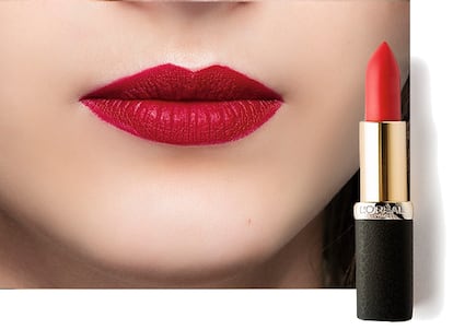 Look de Toga. El rojo mate es siempre un acierto, viste por sí solo. Un consejo de experto: aplicar corrector debajo de las comisuras y en el arco de Cupido realza la forma y da volumen. Barra de labios Color Riche Mate Addiction de L'Oréal París.