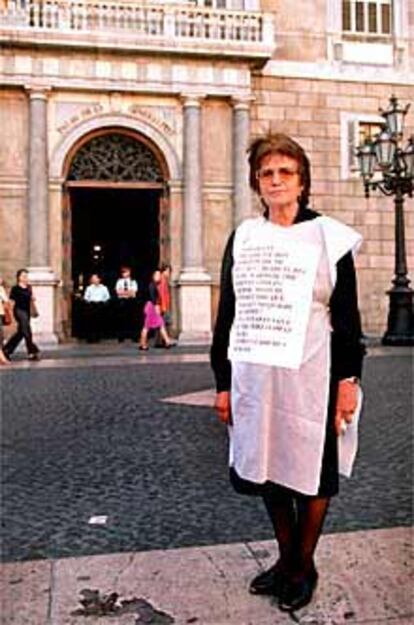 Claudia Fernández hace guardia desde ayer ante el Palau de la Generalitat para que la Dirección de Atención al Menor le diga algo sobre sus nietos.