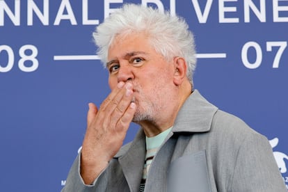 El director Pedro Almodóvar, en el 'photocall' del festival de cine de Venecia, este lunes.