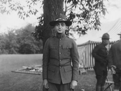 El compositor Irving Berlin posa con sargento de la Armada de EE UU en 1917.