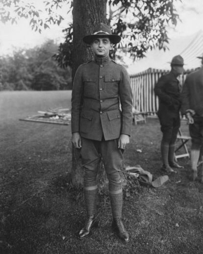 El compositor Irving Berlin posa con sargento de la Armada de EE UU en 1917.