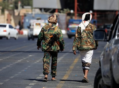 Dos luchadores de la milicia Huthi caminando por Saná, capital de Yemen, este martes. 