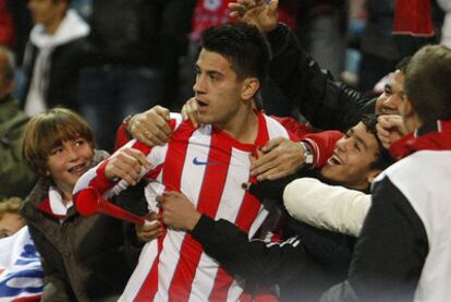 Pizzi celebra con los aficionados, en la banda, el primer gol del Atlético.
