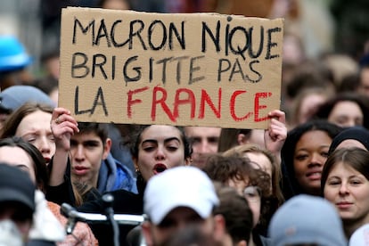 Manifestantes en Reims, con un cartel en el que se lee "Macron, fóllate a Brigitte [su esposa] pero no a Francia". 
