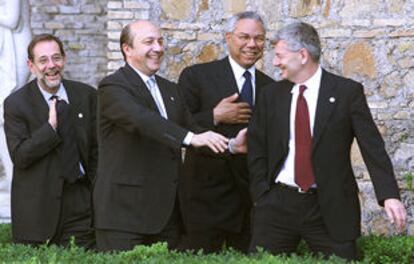 Javier Solana, Ígor Ivanov, Colin Powell y Joschka Fischer bromean en la reunión de ministros del G-8 en Roma en 2001.